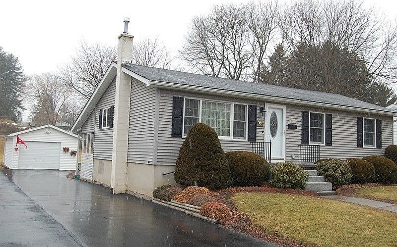 1st image of 131 Nichols St