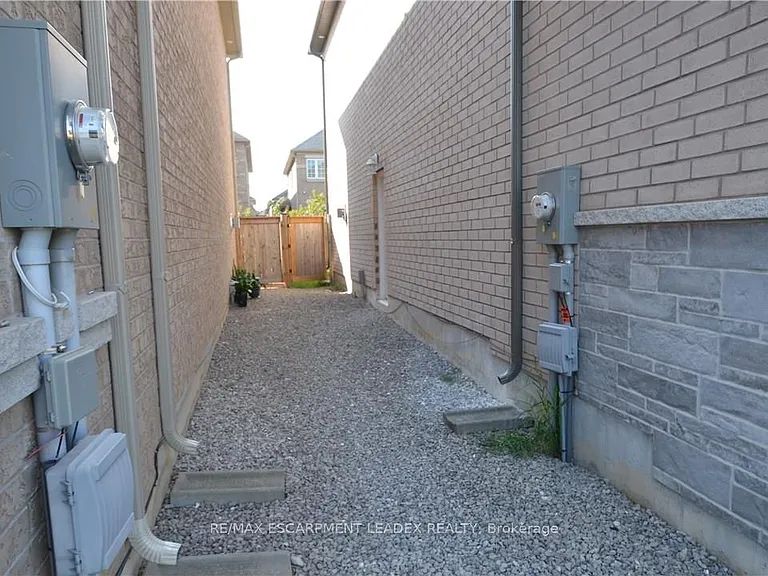 4 Findlay Dr #B — Photo 3