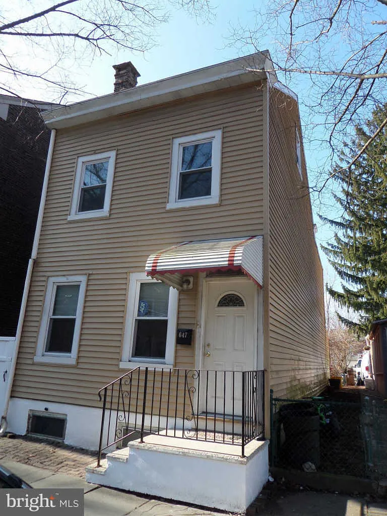 647 Centre St photo 1