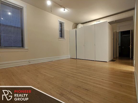 3rd image of 3525 N Wilton Ave #35252R