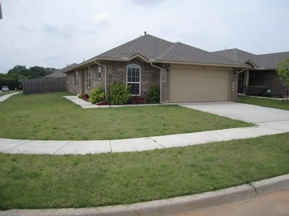 925 Switzerland Ave, Yukon, OK 73099