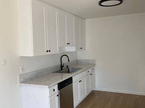 3rd image of 1014-1 W Huntington Dr #22