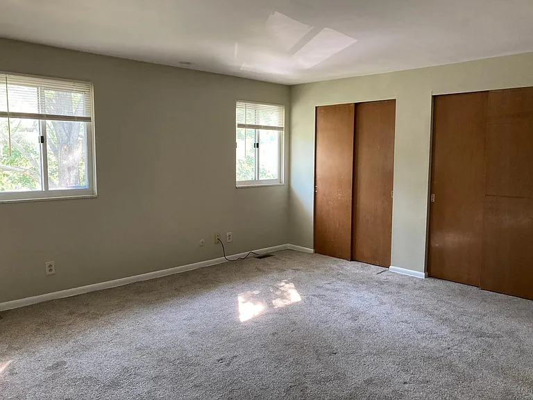 1121 Cambridge Ct — Photo 5