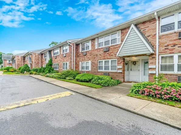 100 Connetquot Avenue #22, East Islip, NY 11730