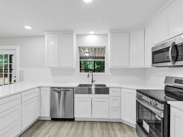 75 W Rolling Hills Dr, Conroe, TX 77304