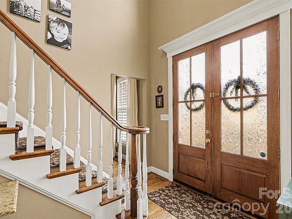 4th image of 634 Peace Haven Rd