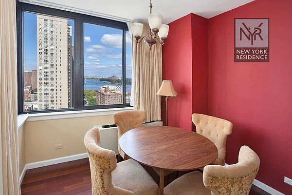 Sold by New York Residence | media 15