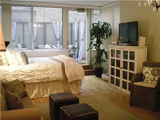 Sold by R New York | media 10