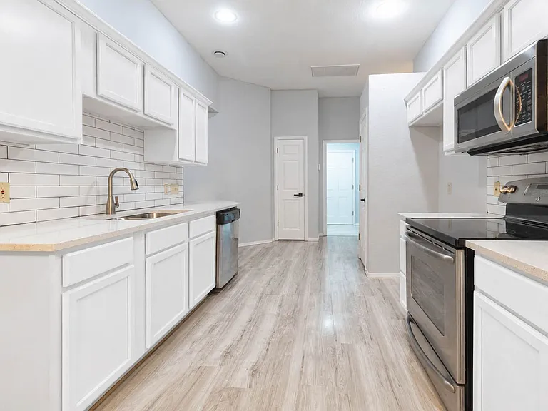 10501 NW 45th St — Photo 11