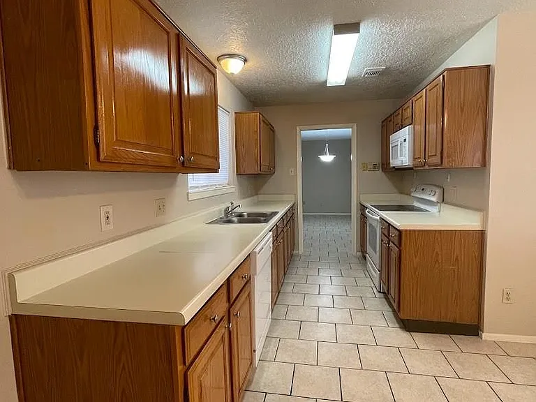 2126 Collingsfield Dr — Photo 12