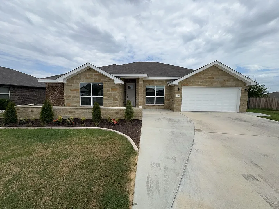 907 Holliday Dr