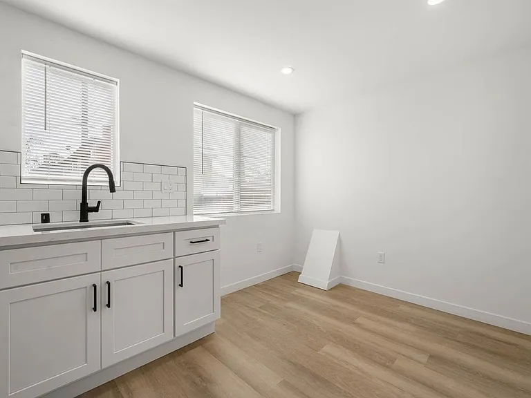 935 S Mariposa Ave — Photo 17