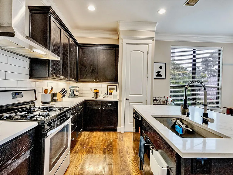 1206 W 14th St — Photo 24