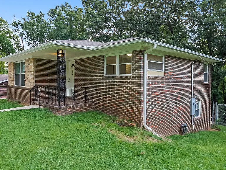 752 Barclay Ln — Photo 16
