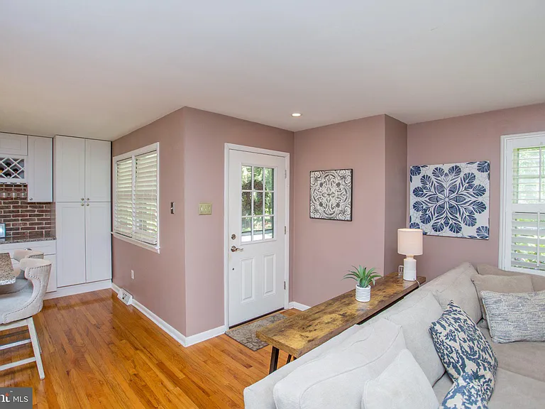 67 Townview Dr — Photo 3