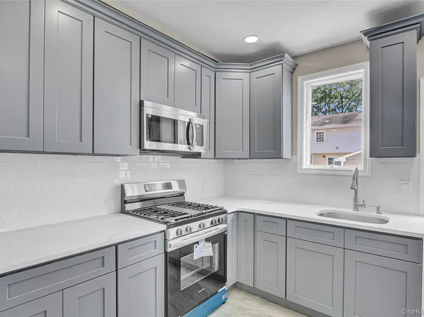 260 Cedar Ct, Copiague, NY 11726