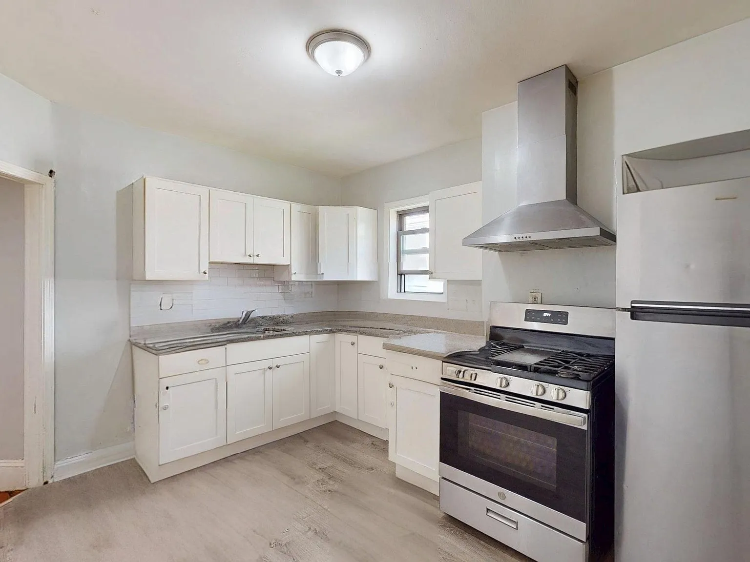 3 bed, 2.0 bath, 900 sqft, $3,500 — Photo 1