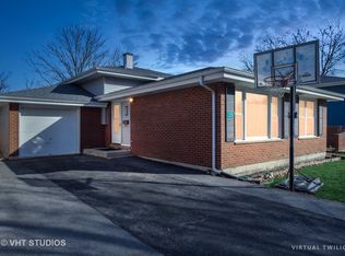 135 Grove Ave, Glen Ellyn, IL 60137