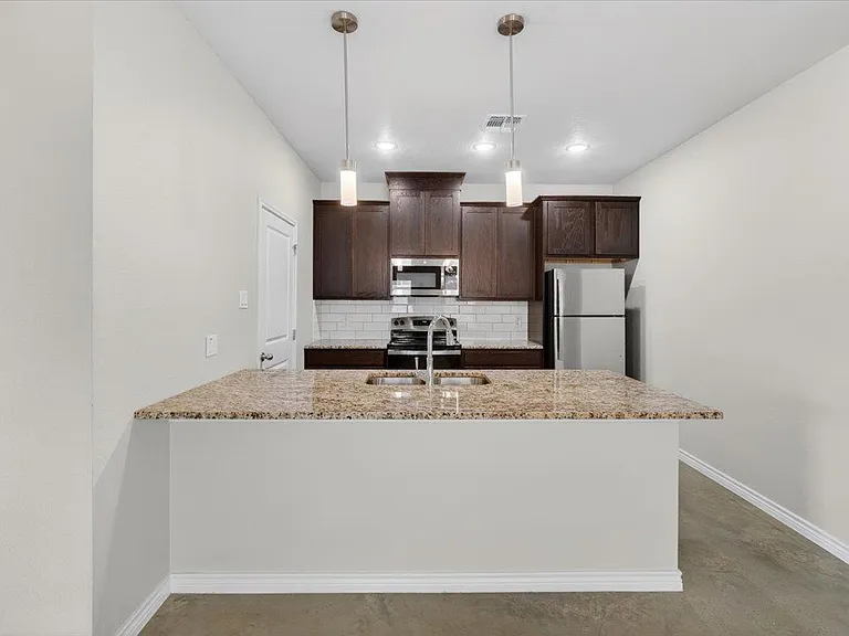 412 W Avenue C — Photo 14