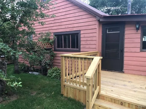 21349 Storrs Rd, Sackets Harbor, NY 13685