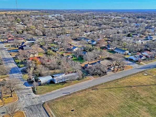 600 E Nelson St, Bowie, TX 76230