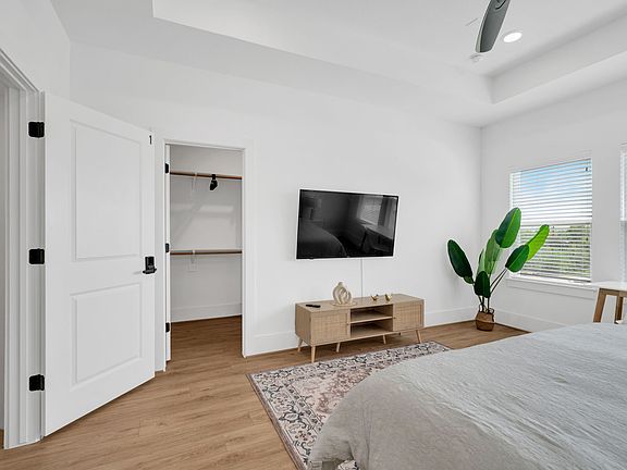 3rd image of 3417 Yellowstone Blvd #4