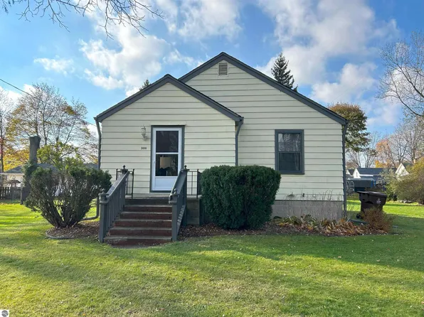 306 W 2nd St, Shepherd, MI 48883