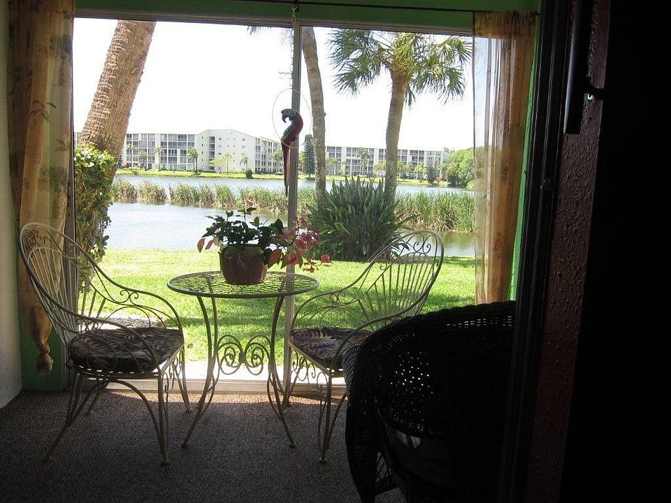Lakefront Lanai