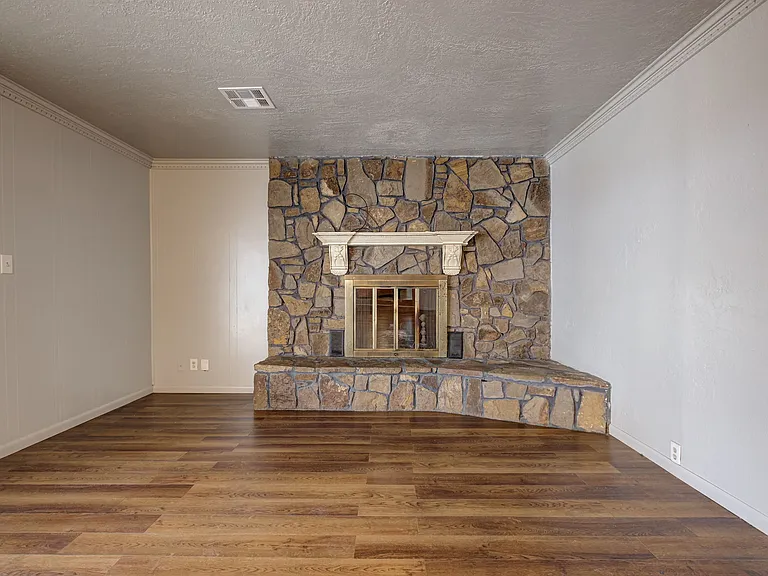 910 Garver St — Photo 17