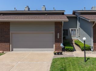 4554 Bunker Hill Dr, Bettendorf, IA 52722