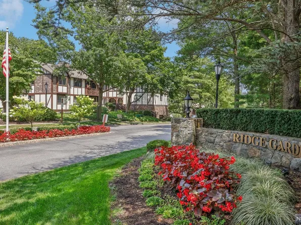 1517 Faulkner Ct, Mahwah, NJ 07430