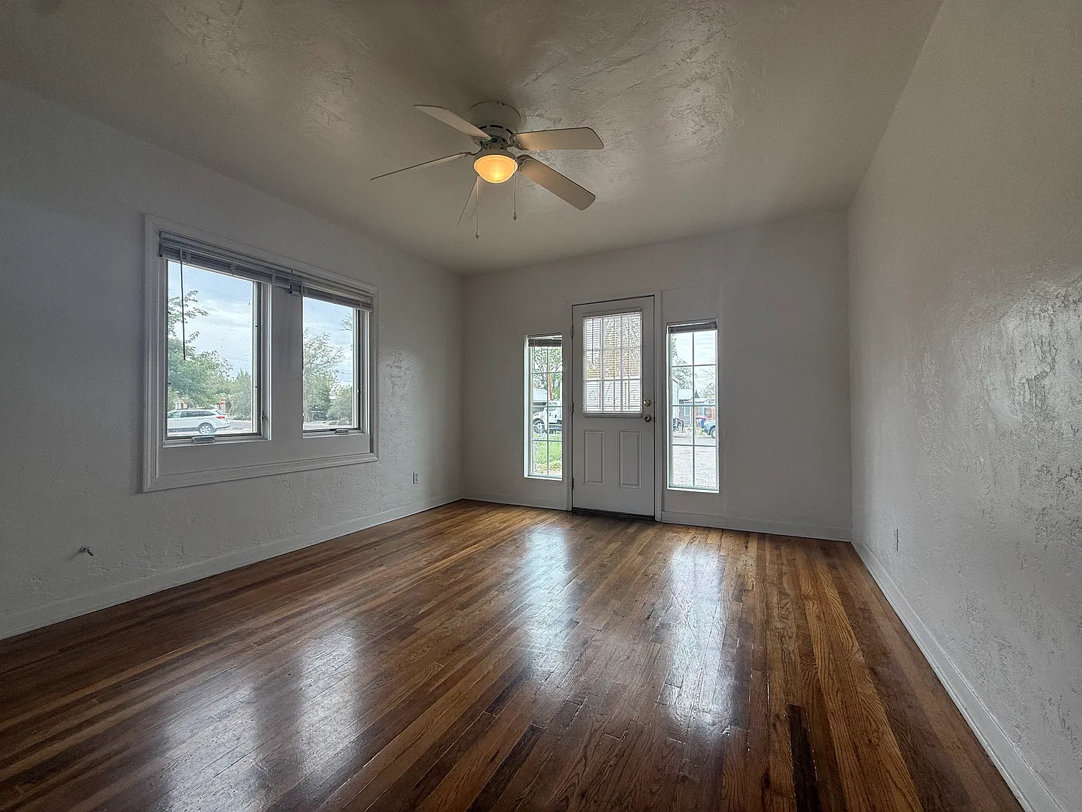 Updated 1 Bedroom with Garage Just 2 Blocks to UNM — Photo 3