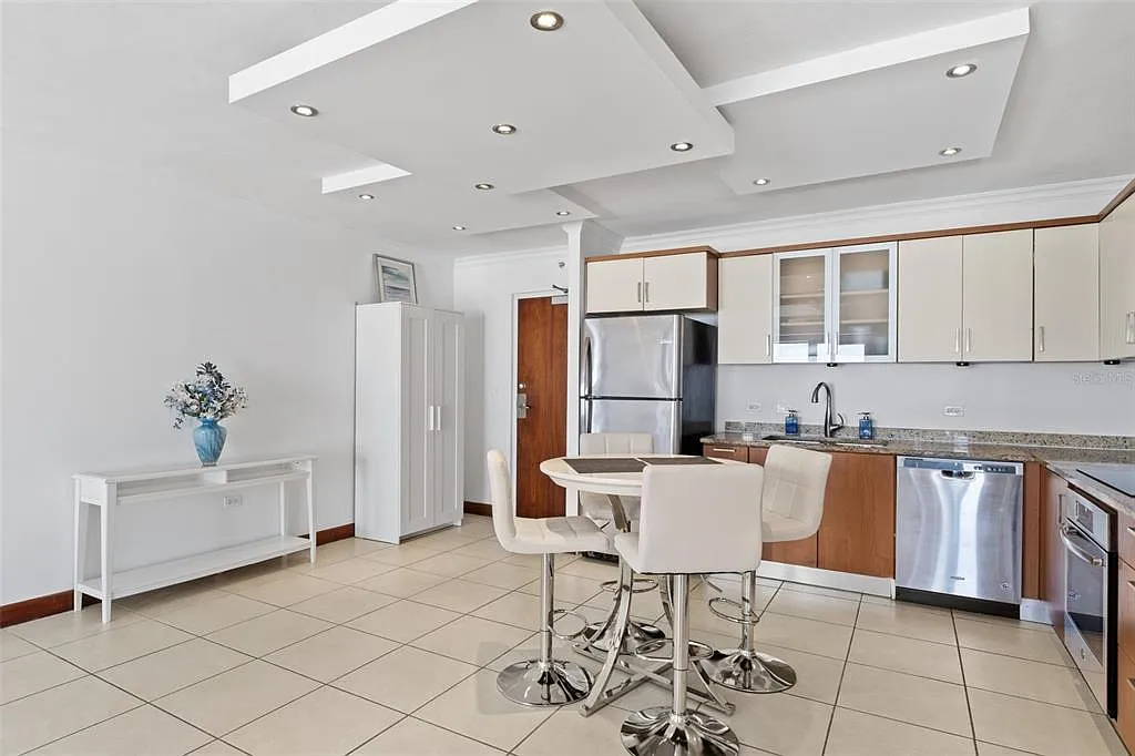 2 bed, 2.0 bath, 1365 sqft, $5,500 — Photo 2