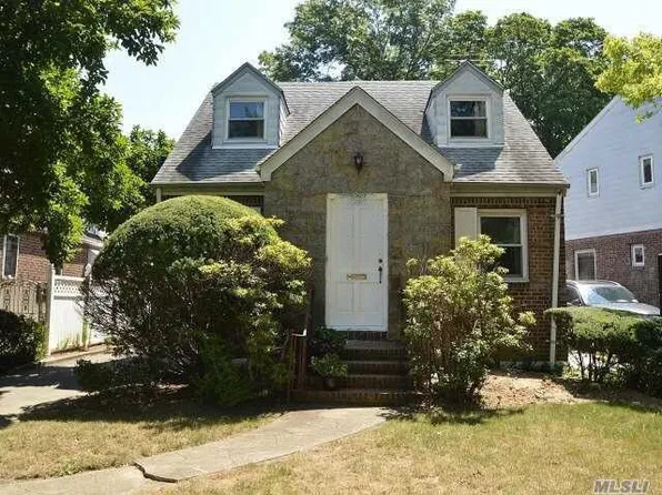 81-85 Utopia Parkway image 1 of 7