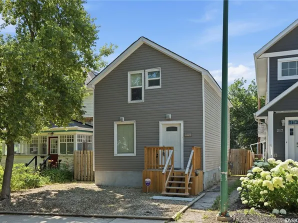 215 26th STREET W, Saskatoon, SK S7L 0C3