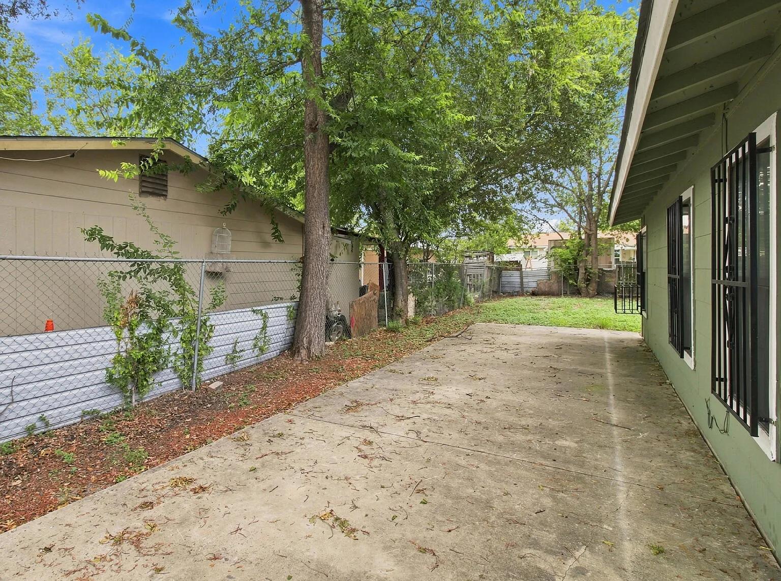 2 bed, 1.0 bath, 1126 sqft, $1,100 — Photo 3