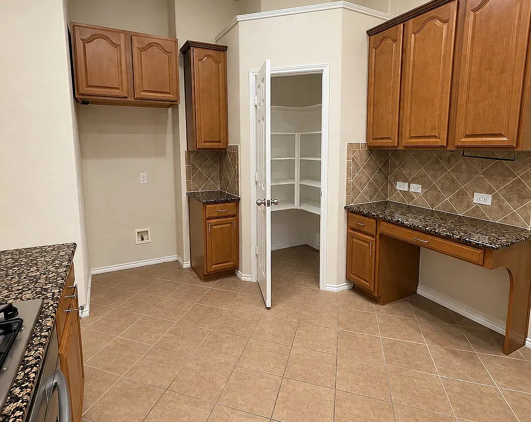 3 bed, 1812 sqft, $2,100 — Photo 3