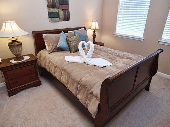 TR2C122-Queen-Master-Bedroom