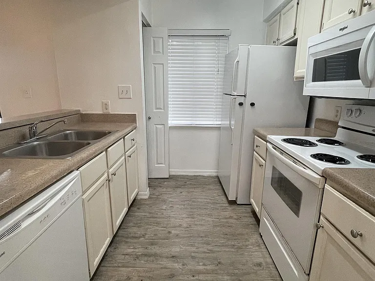 202 Riverbend Dr #201 — Photo 8