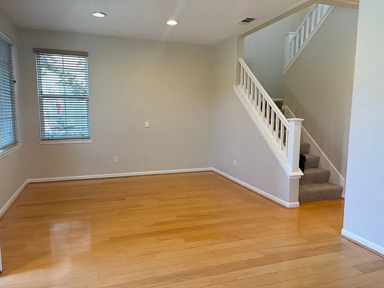 546 Almanor St — Photo 3