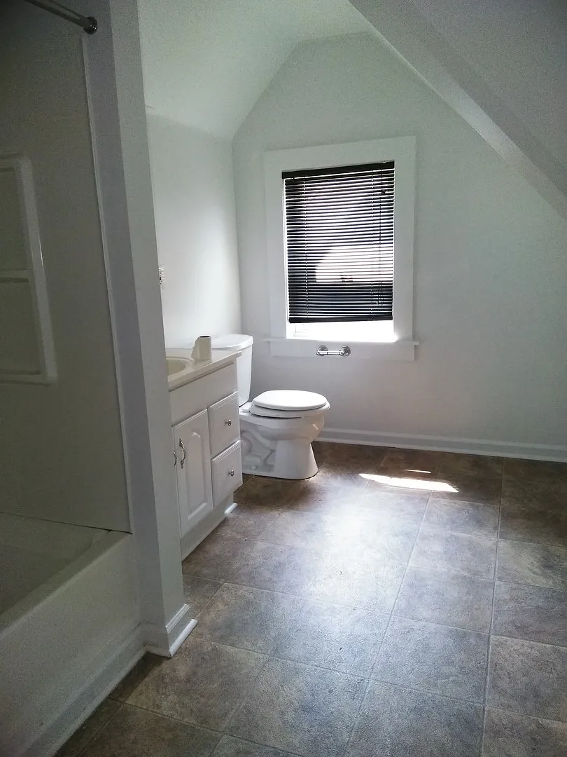 196 Laburnam Crescent — Photo 3