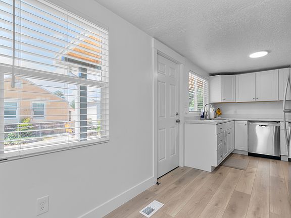 5th image of 92 Lincoln Ave