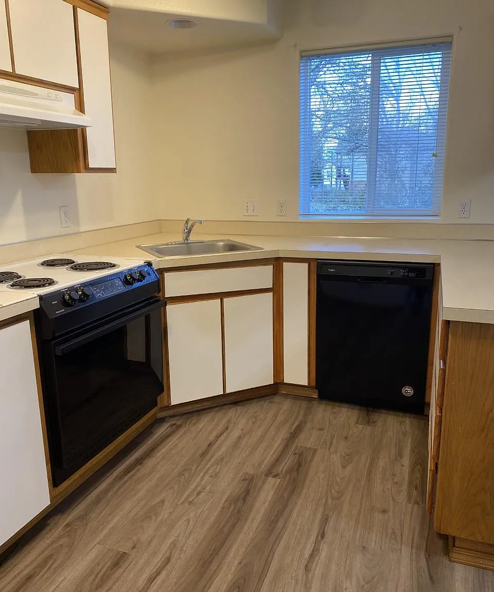 3 bed, 2.5 bath, 1304 sqft, $2,175 — Photo 3