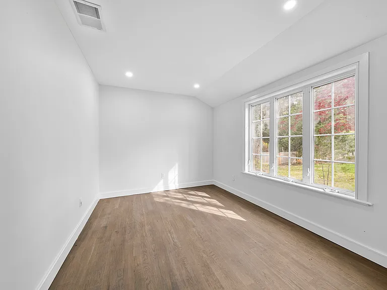 257 Southlawn Ave — Photo 18