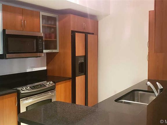 5th image of 18800 NE 29th Ave APT 321