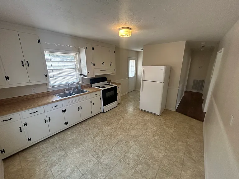 1005 Rose Ave — Photo 8