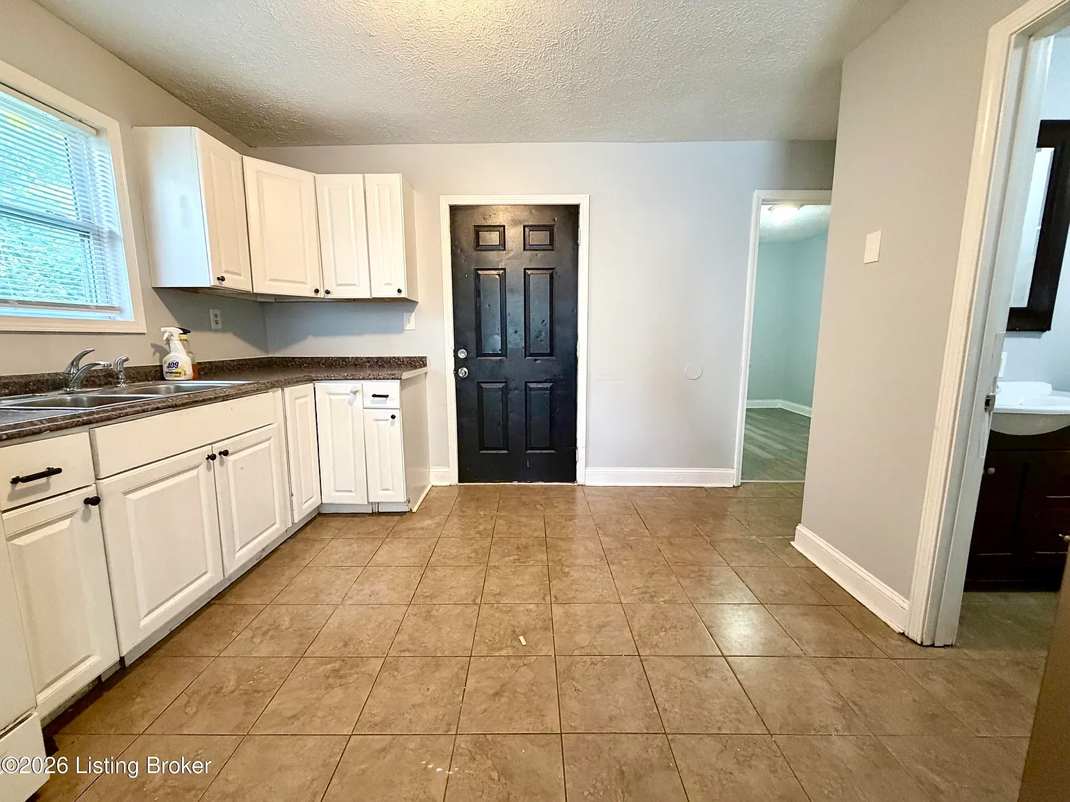 3 bed, 1.0 bath, 1100 sqft, $995 — Photo 3