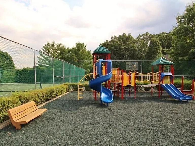 105 Commons At Kingswood Dr — Photo 18