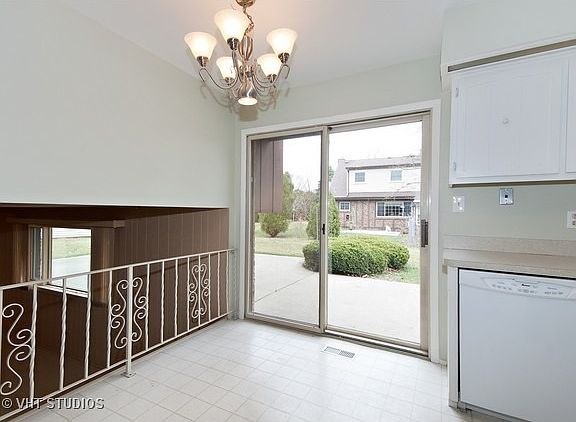 4th image of 340 Essex Ln