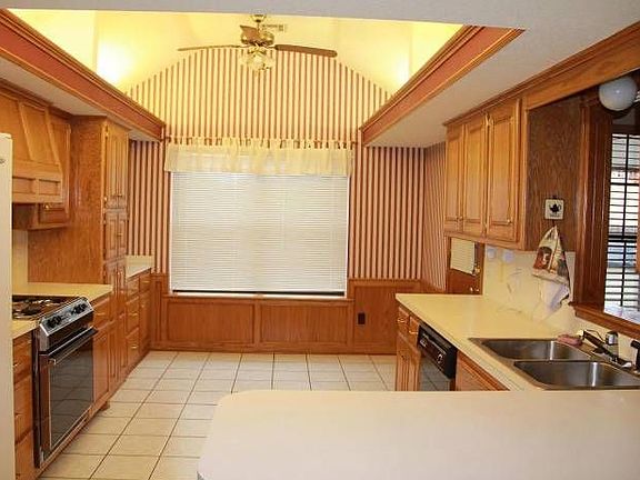 Spacious Kitchen and Bar